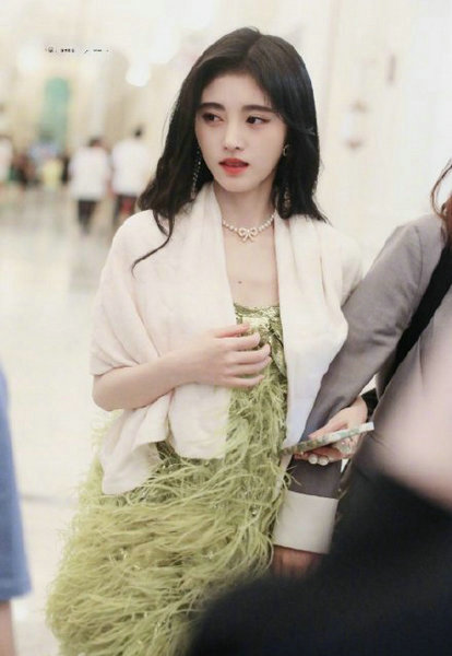 Ju Jing  Dai  " achieve 4 " the road appears exposure green short skirt to match white jacket tenderness melting