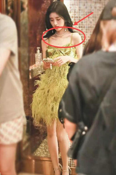 Ju Jing  Dai  " achieve 4 " the road appears exposure green short skirt to match white jacket tenderness melting