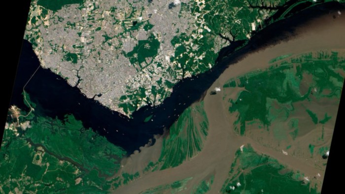 加拿大版“泾渭分明”：卫星拍摄的Back河和Hayes河交汇图