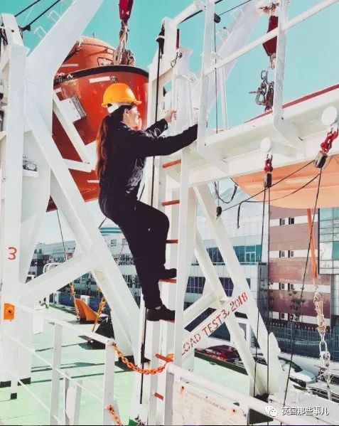 巨轮搁浅苏伊士运河，这位女船长根本不在现场