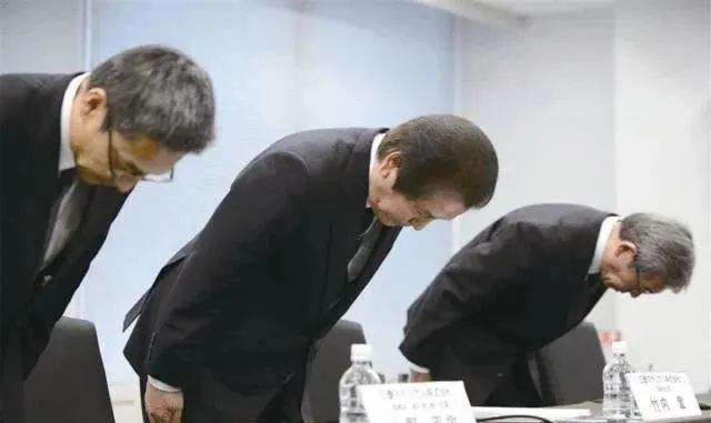 日本人可能把一辈子的躬都鞠完了......