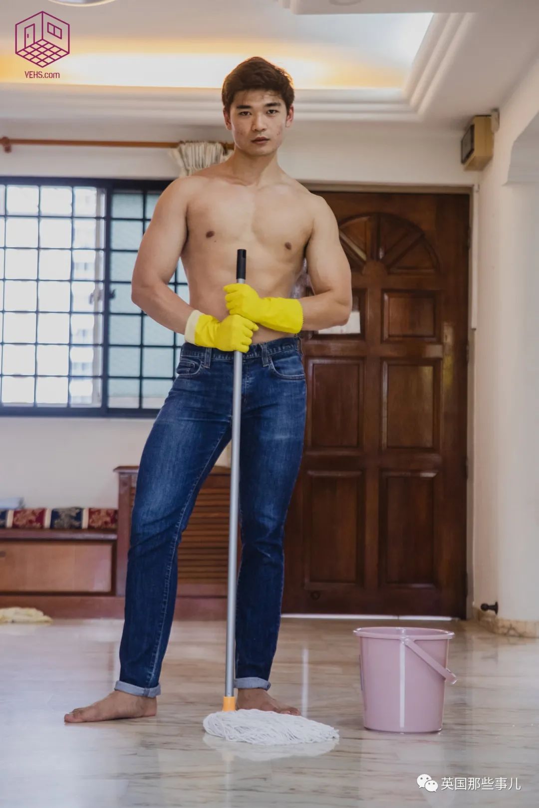 新加坡的“猛男清洁服务”！肌肉小哥组团上门干家政，这画风