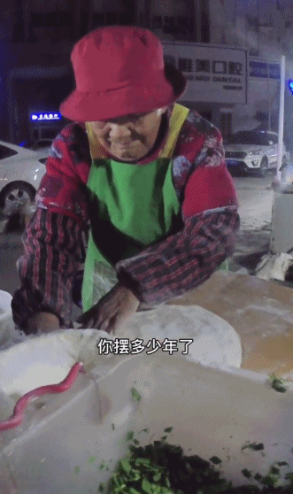 顾客试吃核桃后没买离开，大爷从地上捡起剥开