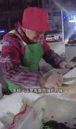 顾客试吃核桃后没买离开，大爷从地上捡起剥开