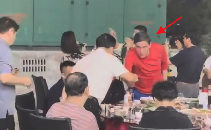 毛阿敏富豪老公曝光，打扮不修边幅喝茅台，杜江霍思燕在角落表演
