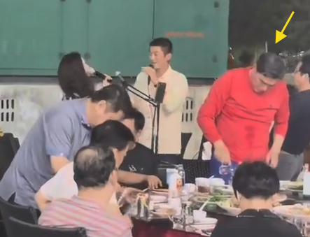毛阿敏富豪老公曝光，打扮不修边幅喝茅台，杜江霍思燕在角落表演