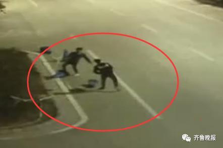 男子坐轮椅一路推倒30多个交通锥，交警：找他