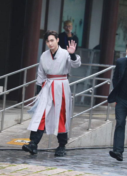 《奔跑吧》无锡路透 baby蔡徐坤张彬彬古风造型吸睛