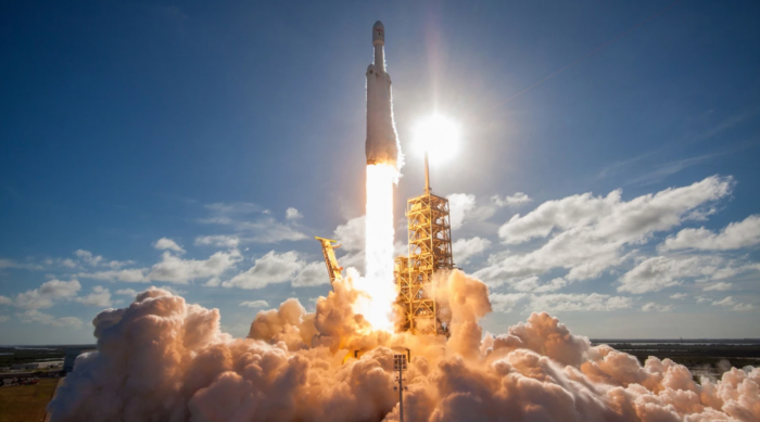 SpaceX的“猎鹰重型”火箭将执行NASA的月球寻水任务-第1张图片-IT新视野