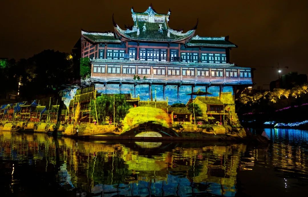 观灯、看恐龙、赏花摘果，“五一”来自贡狂欢吧！