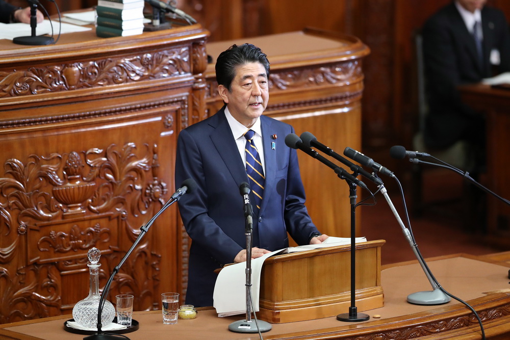 日本前首相安倍晋三，拜鬼去了