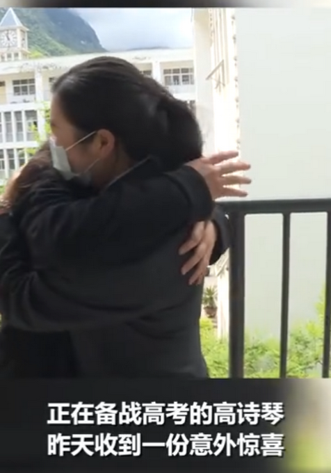 地震被救女孩与8年前救她的解放军重逢，还说出了一个珍藏多年的小秘密