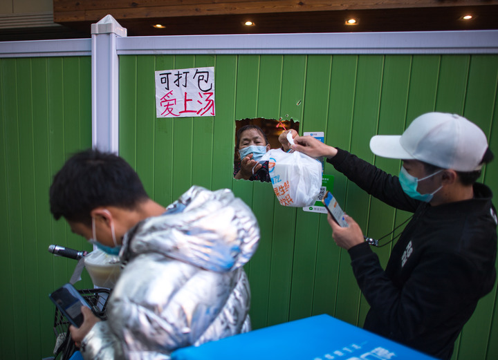 這一天，跟隨外賣小哥“穿街過巷，連接人間煙火”