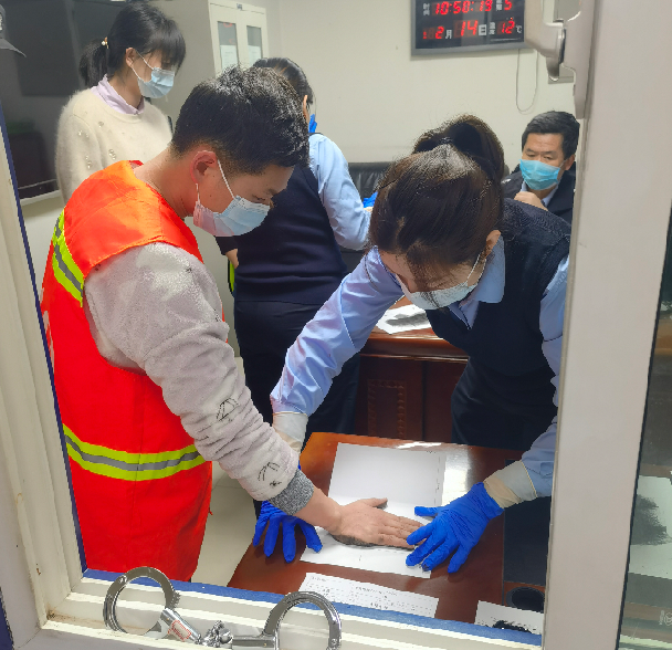 【电诈预警】请下载使用过“千寻PLUS”APP炒股被骗的群众尽快到公安机关报案