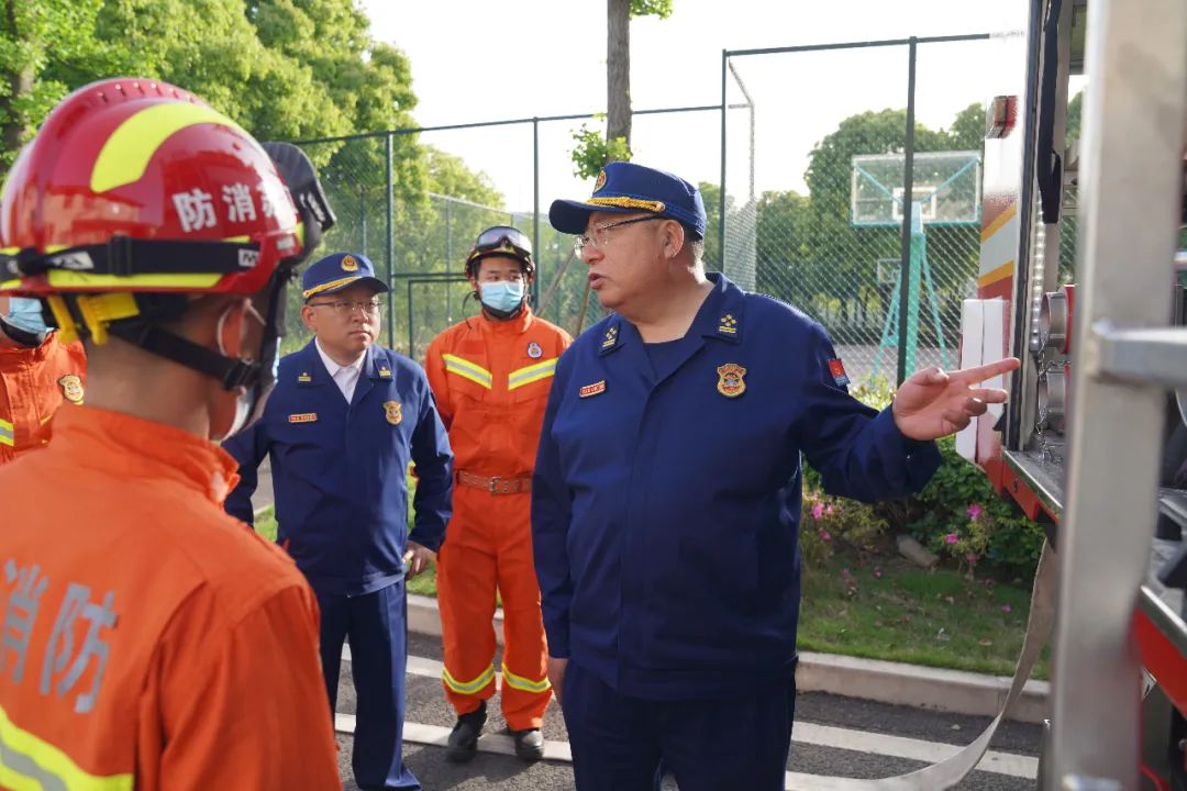 周详总队长检查指导节日高速公路消防救援力量前置执勤情况