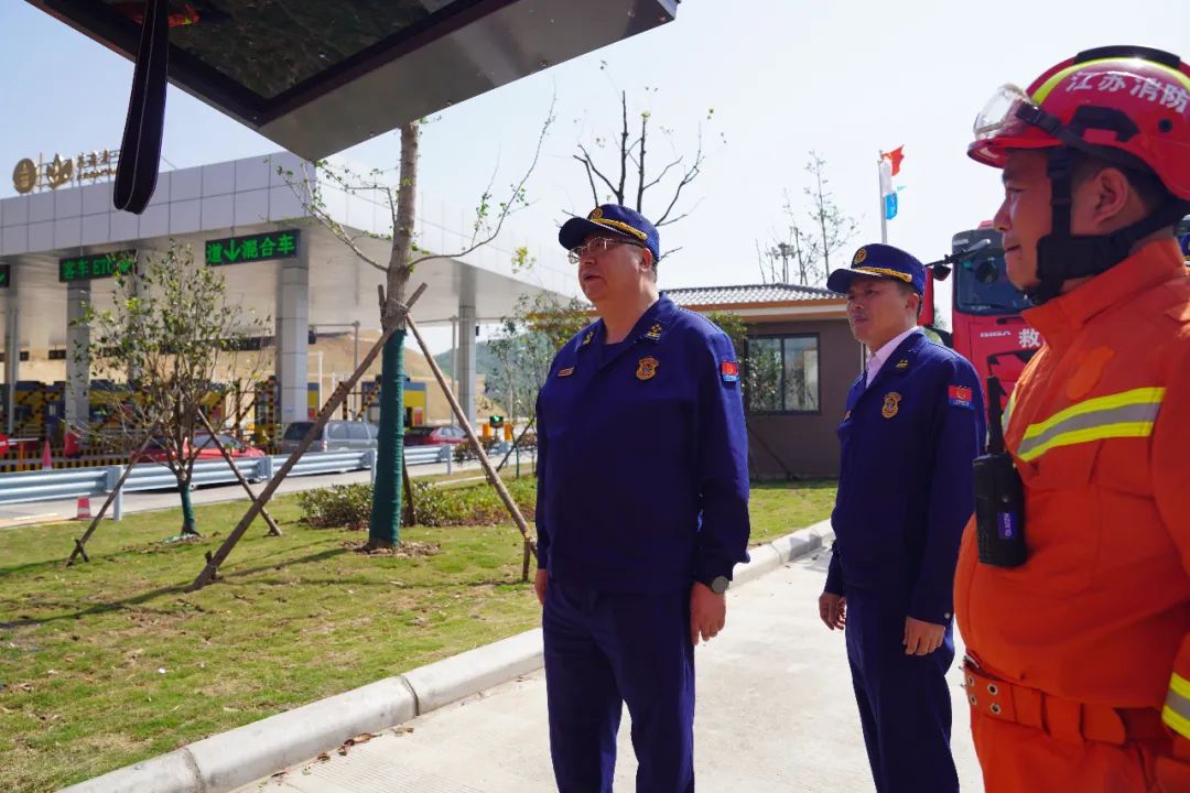周详总队长检查指导节日高速公路消防救援力量前置执勤情况