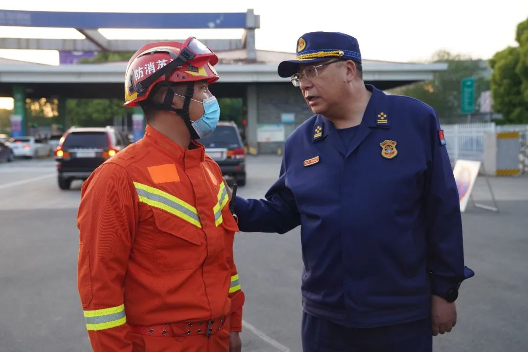周详总队长检查指导节日高速公路消防救援力量前置执勤情况