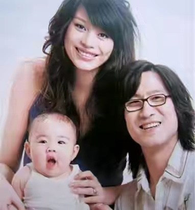 章子怡帶小蘋果逛街，兩人親密挽手似姐妹，小蘋果身高太出眾