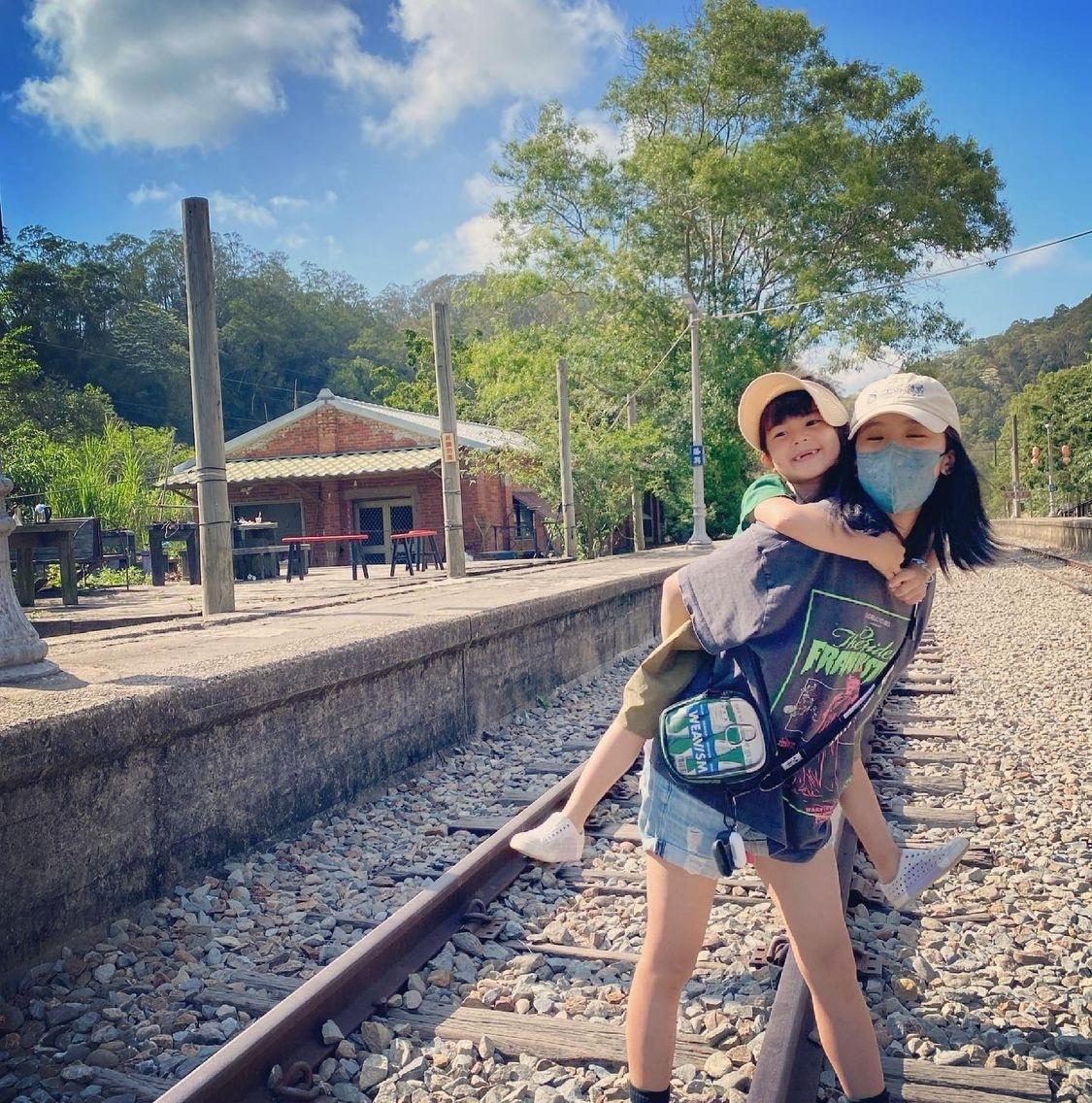 賈靜雯曬一家五口，梧桐妹身高優越赶超媽媽，全員高顏值大長腿