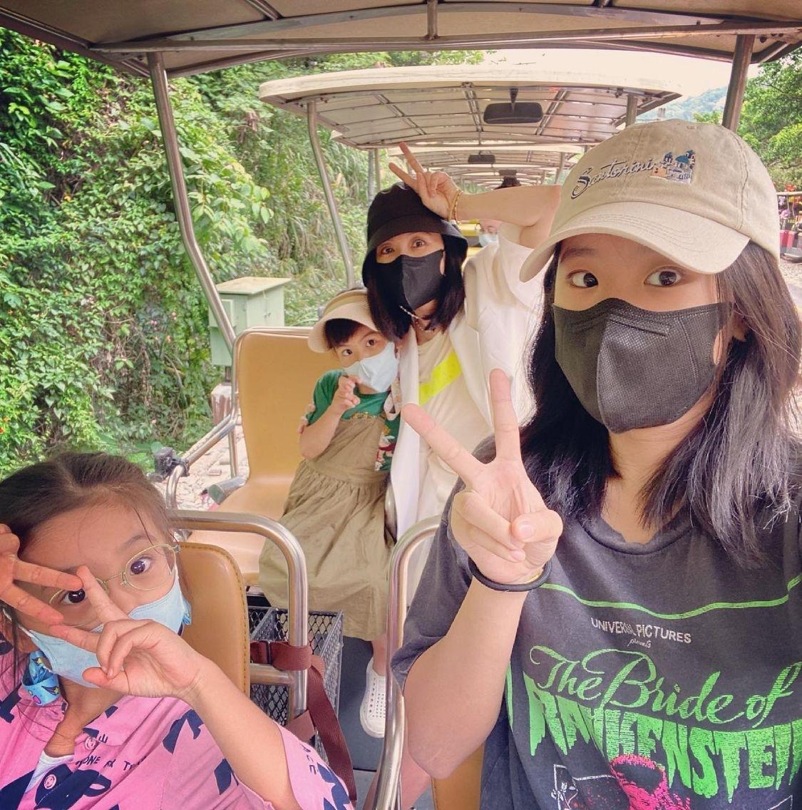 賈靜雯曬一家五口，梧桐妹身高優越赶超媽媽，全員高顏值大長腿