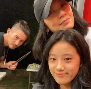 賈靜雯曬一家五口，梧桐妹身高優越赶超媽媽，全員高顏值大長腿