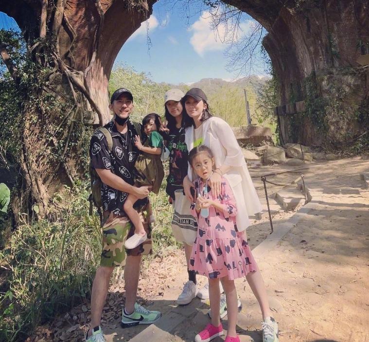 賈靜雯曬一家五口，梧桐妹身高優越赶超媽媽，全員高顏值大長腿