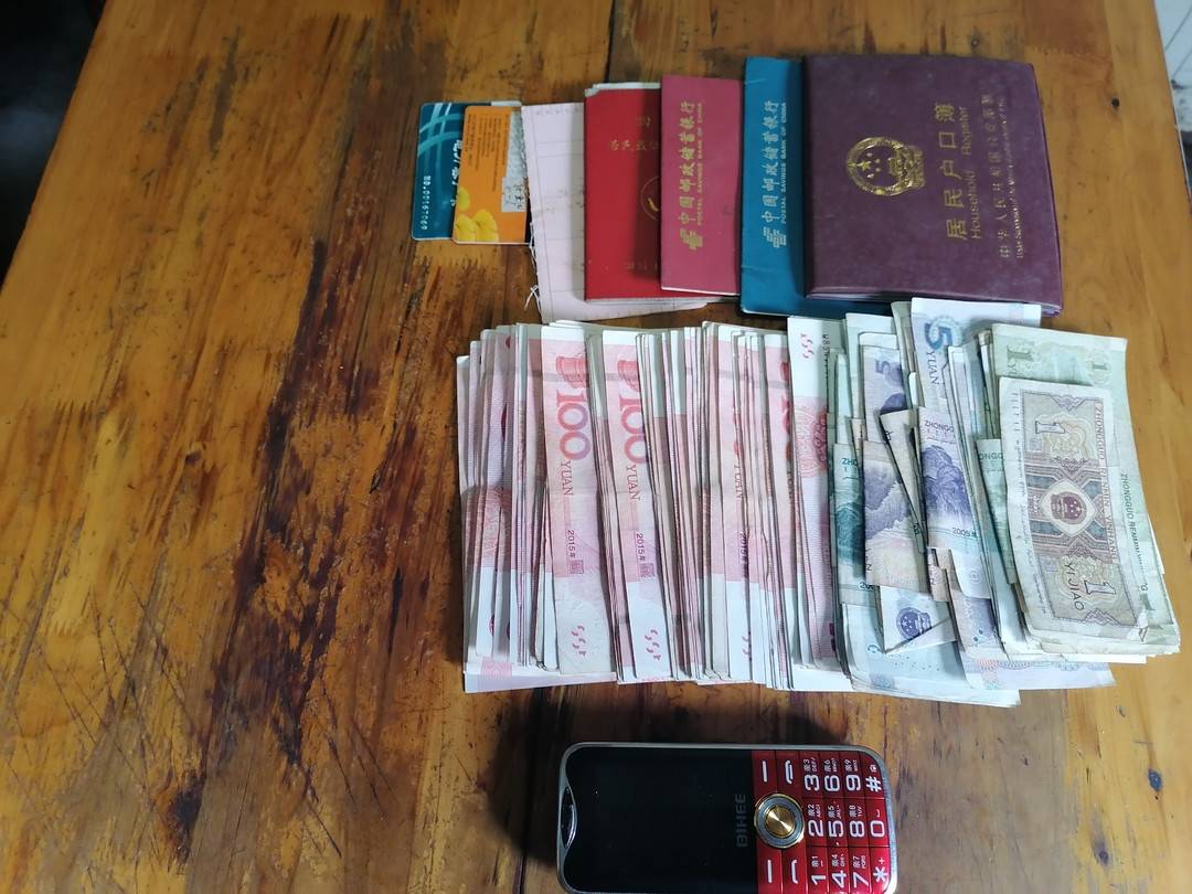 卖菜大妈遗落近万元 内江公交司机拾金不昧火速上交