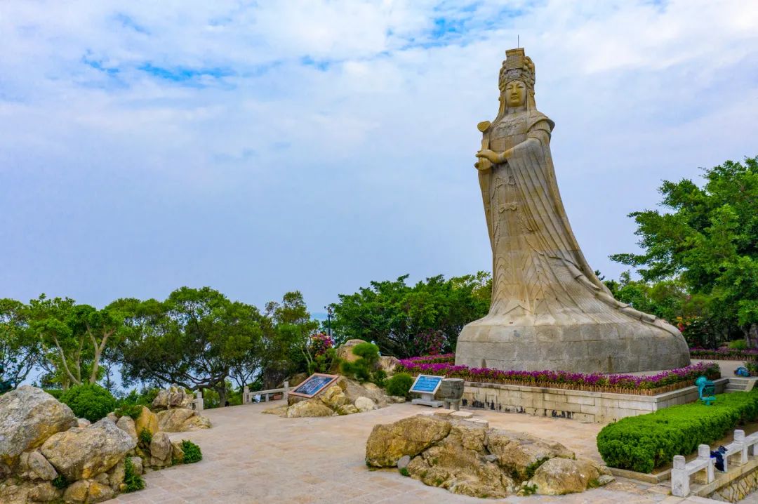而湄洲上的妈祖塑像和祖庙,也成了近两亿信众心中的圣地.