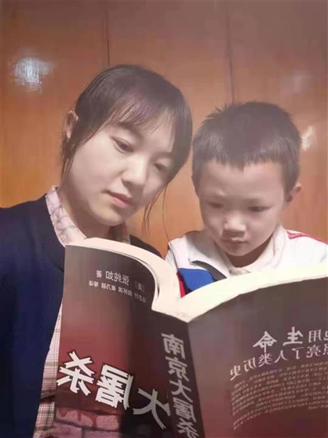 鄂州东方红小学怎么样?亲子共读红色故事(图1)