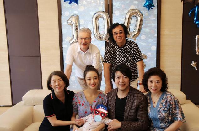 郎朗吉娜混血兒子首曝光，吉娜產後恢復似仙女，郎朗瘦成瓜子臉