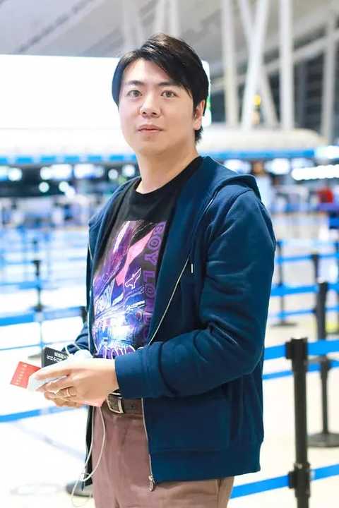 郎朗吉娜混血兒子首曝光，吉娜產後恢復似仙女，郎朗瘦成瓜子臉