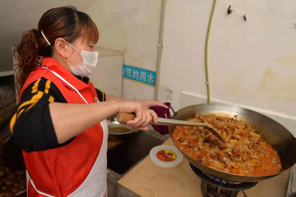 为留守老人送去“舌尖上的温暖”内江园坝村“爱心食堂”开灶