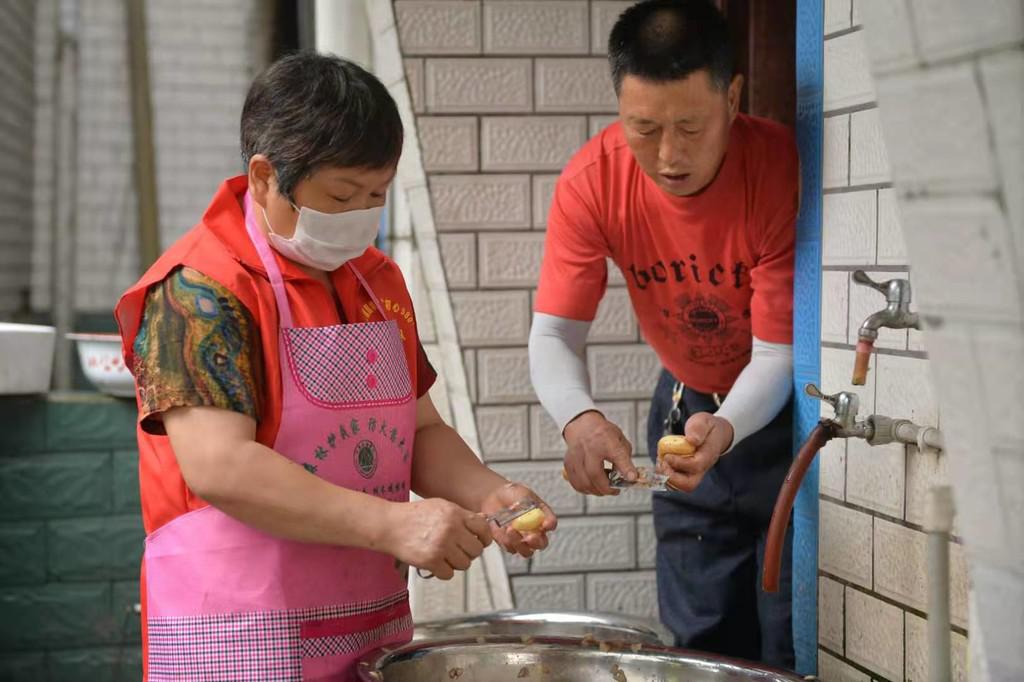 为留守老人送去“舌尖上的温暖”内江园坝村“爱心食堂”开灶