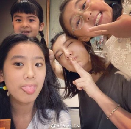 賈靜雯曬全家福，大女兒梧桐妹逆襲式長開，和媽媽如復制粘貼