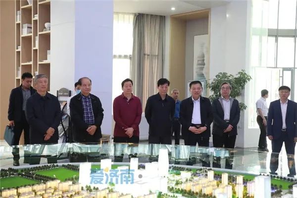 市级老同志参观考察天桥区重点项目