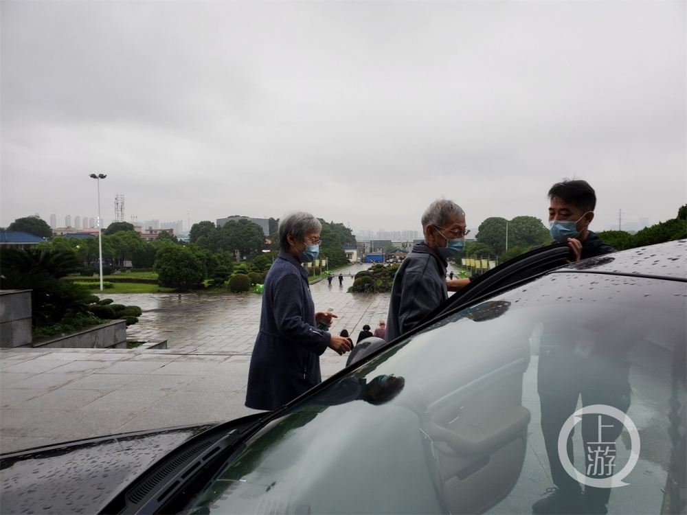 亲人回忆：袁老摔伤已两月，走时很安详面带笑容