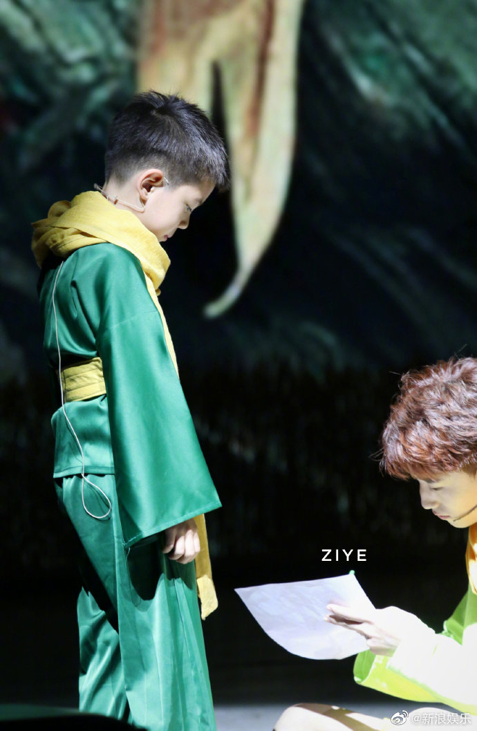 杜江霍思燕現身兒子演出，8歲嗯哼顏值優越，身高猛漲快到媽媽肩膀