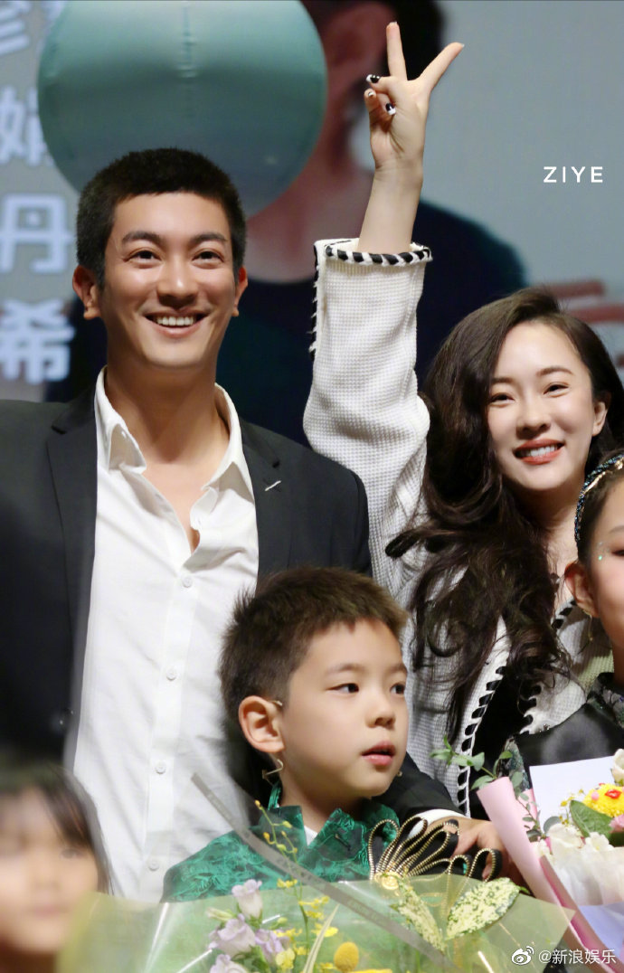 杜江霍思燕現身兒子演出，8歲嗯哼顏值優越，身高猛漲快到媽媽肩膀