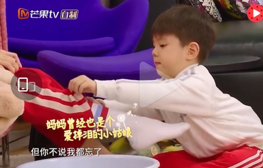 杜江霍思燕現身兒子演出，8歲嗯哼顏值優越，身高猛漲快到媽媽肩膀