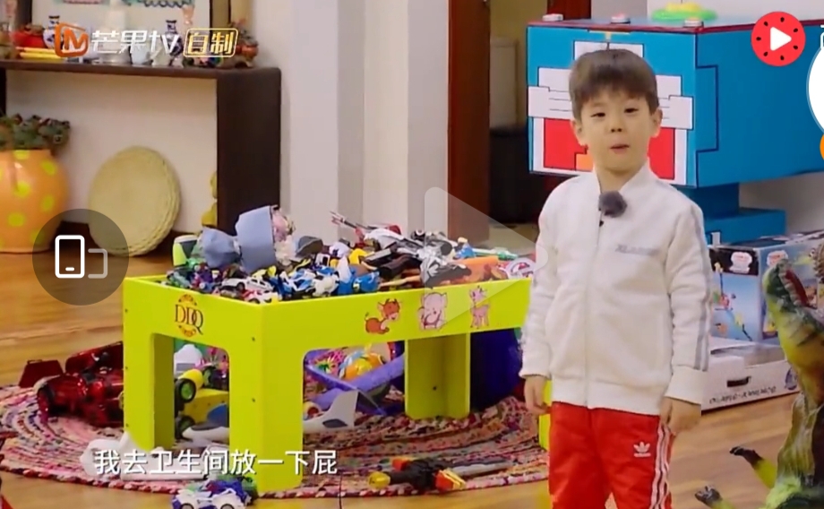 杜江霍思燕現身兒子演出，8歲嗯哼顏值優越，身高猛漲快到媽媽肩膀