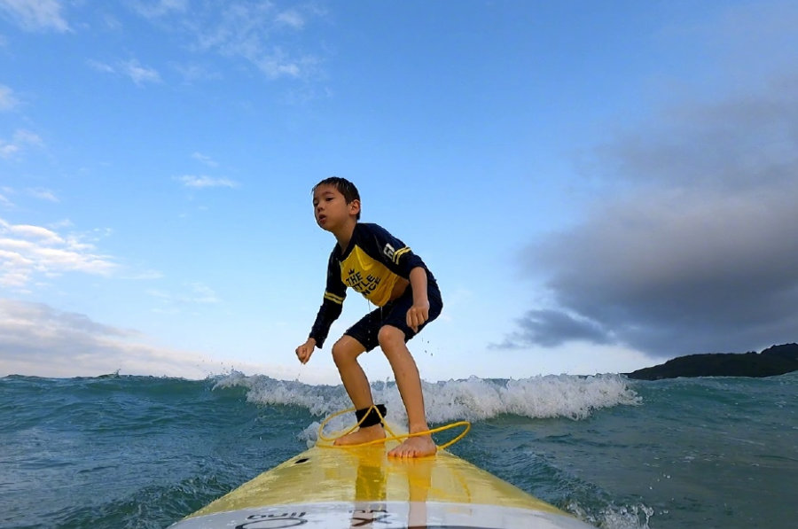 杜江霍思燕現身兒子演出，8歲嗯哼顏值優越，身高猛漲快到媽媽肩膀