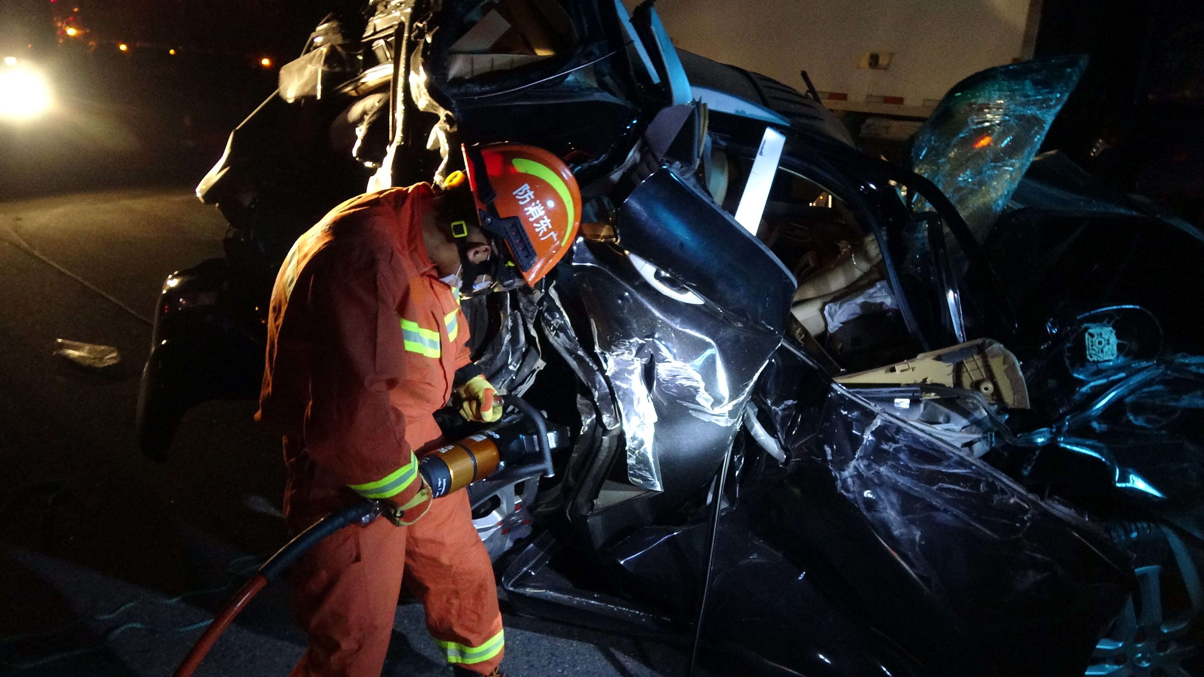 茂名:七车连环相撞5人被困,消防急救援