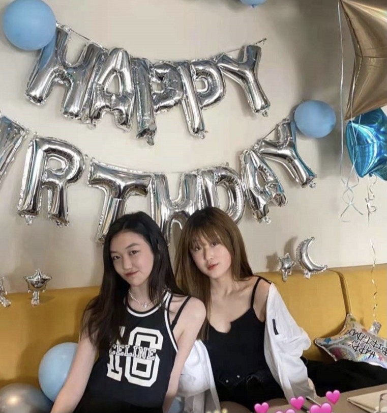 李嫣開派對慶15歲生日，穿吊帶化濃妝，顏值逆襲美到認不出