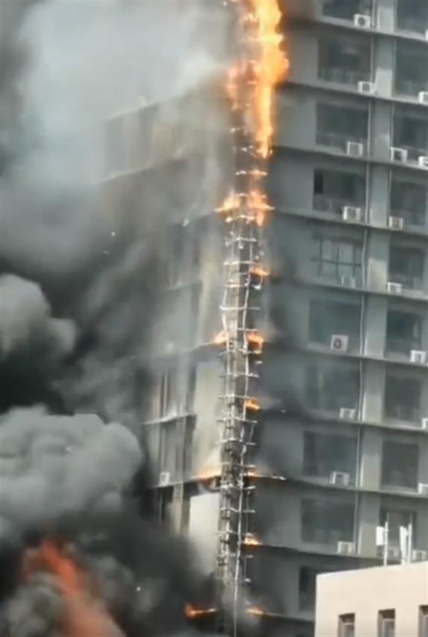 ​河北石家庄一写字楼突发火灾，1至27层都烧了