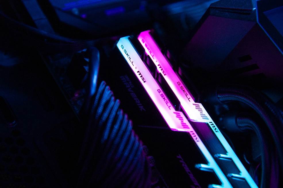 微星推出MPG GAMING MAVERIK独行侠套装，内含微星三件套，还有CPU与内存