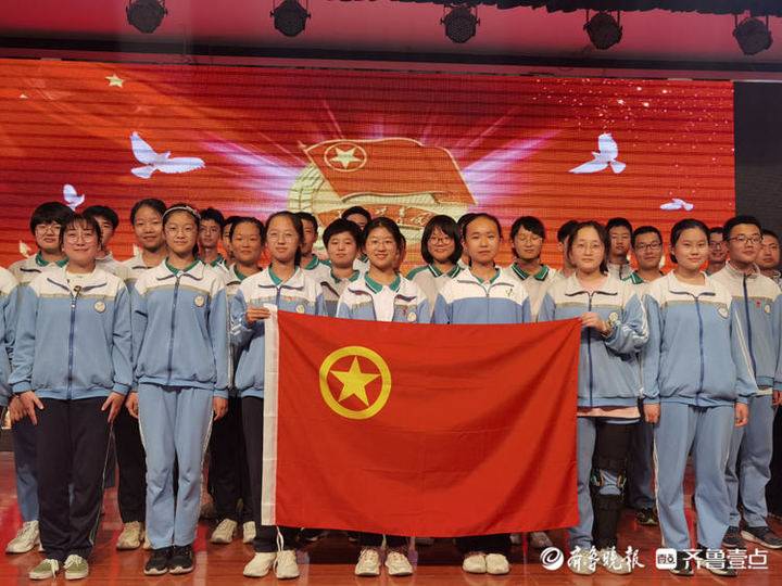 聊城第八中學(xué)怎么樣?新團(tuán)員入團(tuán)儀式(圖4) 聊城第八中學(xué)怎么樣?新團(tuán)員入團(tuán)儀式(圖4)