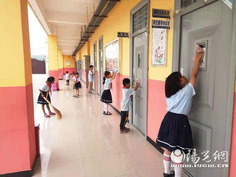 灞桥区东李小学开展校园环境大整治行动(图2)