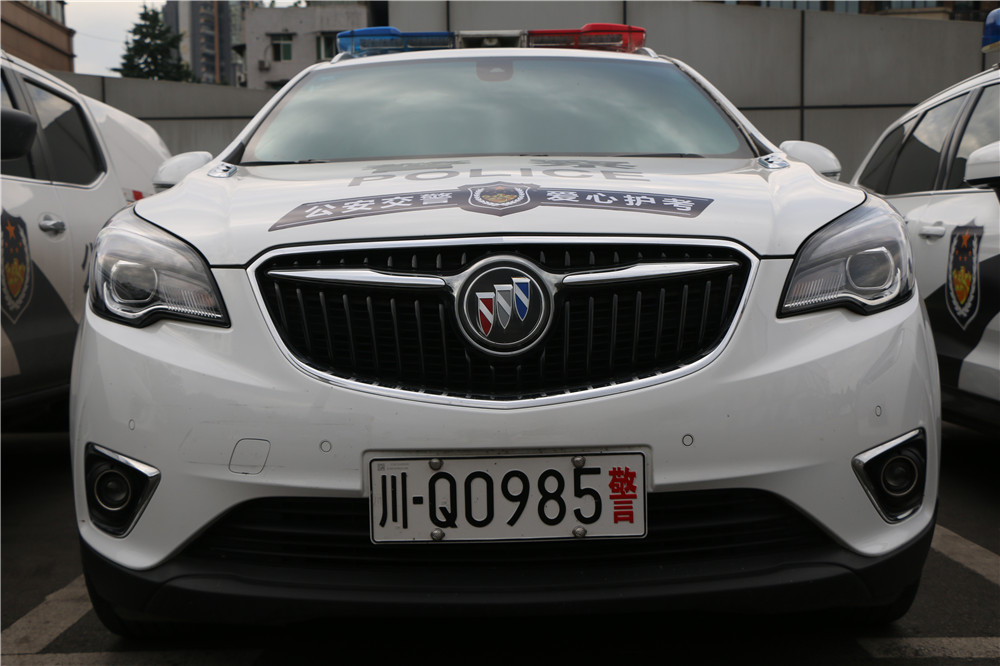 走心了护考交警车牌是985211为考生们助阵