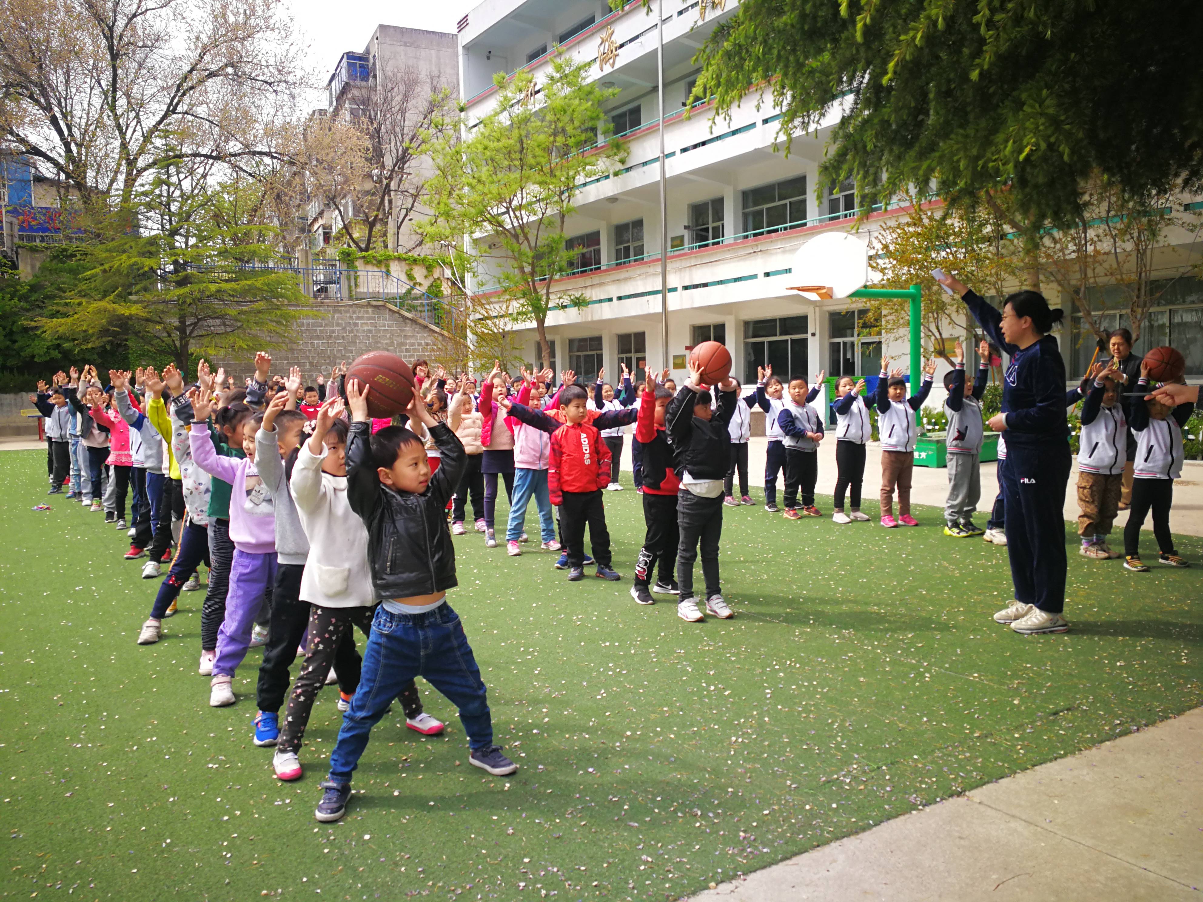 芝罘区新海阳小学举行2021趣味运动会(图1)