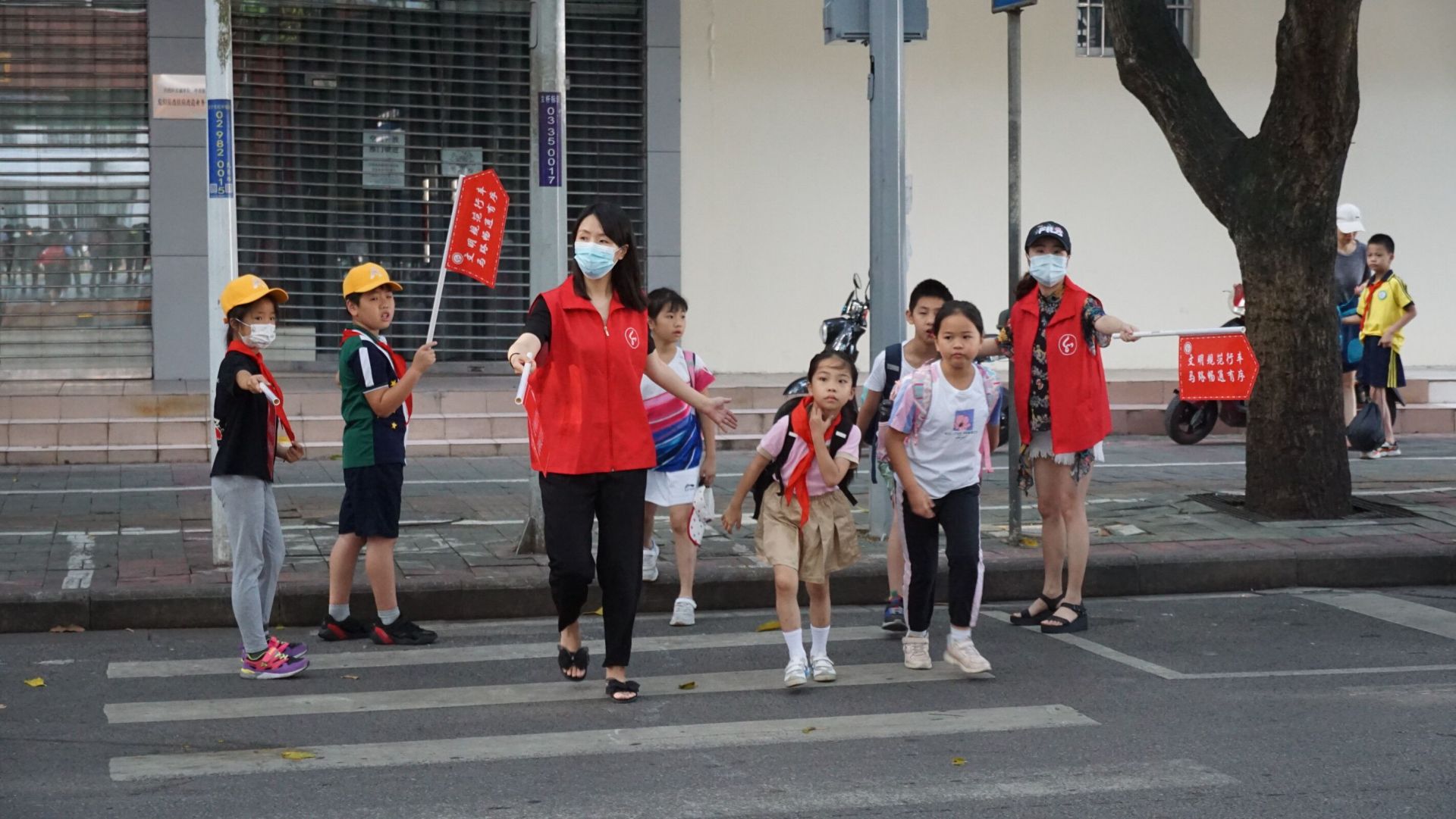 南寧市民樂(lè)路小學(xué)好嗎?讓志愿紅成為最美的風(fēng)景線(圖2) 南寧市民樂(lè)路小學(xué)好嗎?讓志愿紅成為最美的風(fēng)景線(圖2)